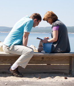 Bračni par zajedno čita